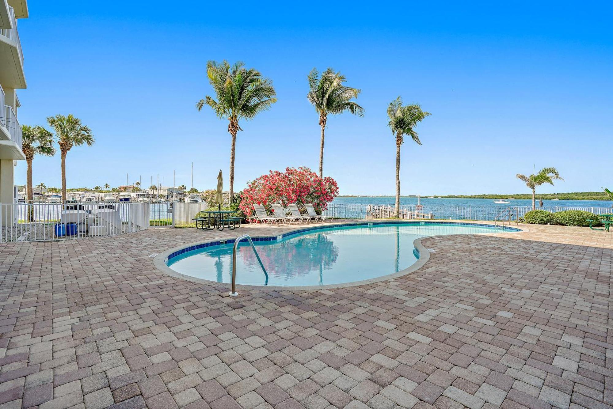 Oceanfront Luxury Condo! Mins To Beach! Rum Bar Next Door! St. Petersburg Exterior photo