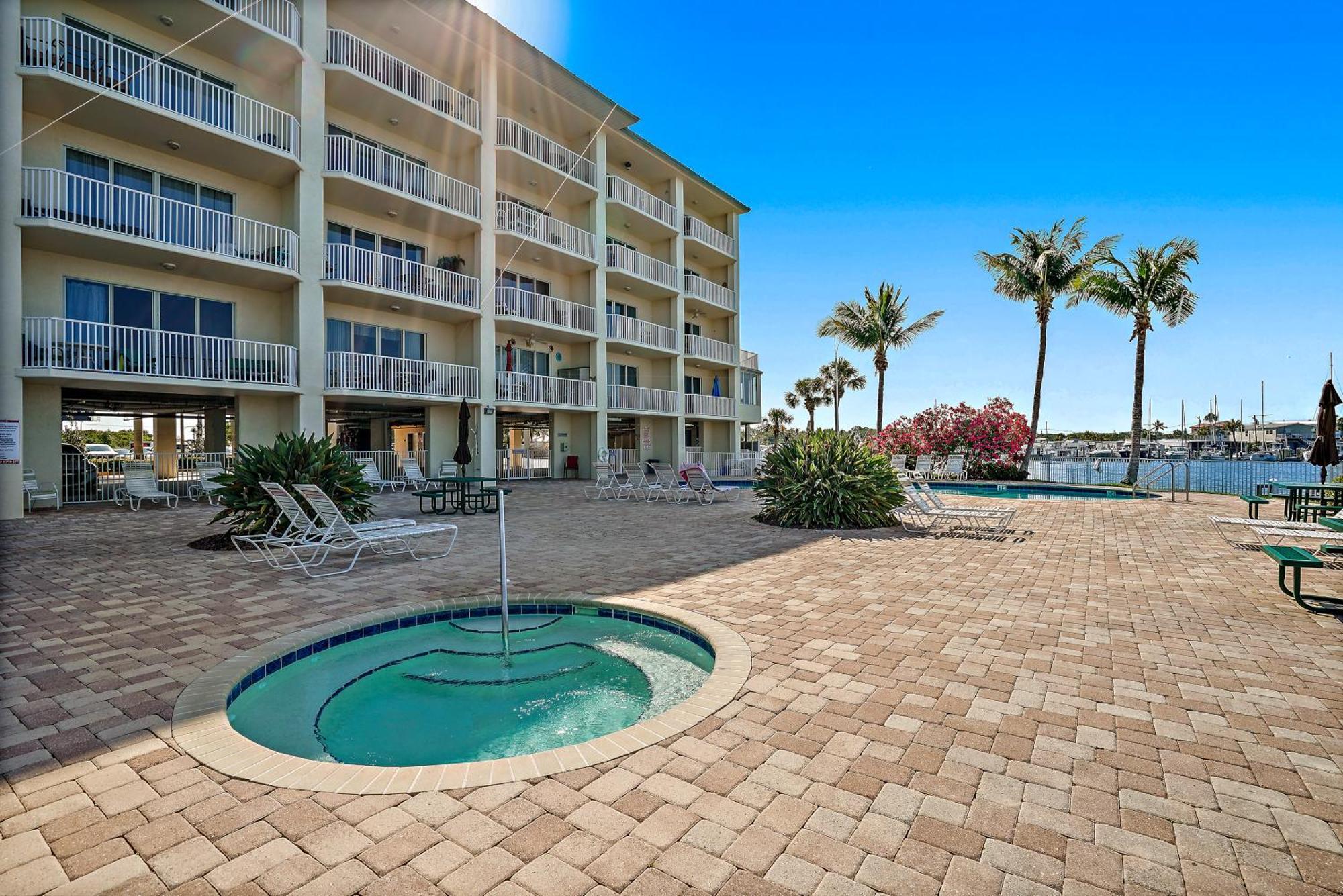 Oceanfront Luxury Condo! Mins To Beach! Rum Bar Next Door! St. Petersburg Exterior photo